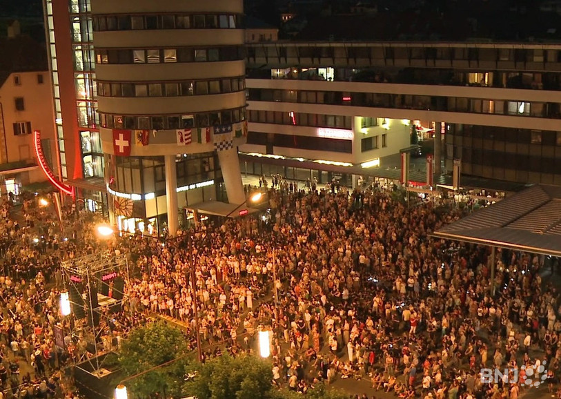 Après le passage de la voiture, le public a dû attendre 30 minutes pour les feux d'artifice des festivités liées à l'UNESCO.