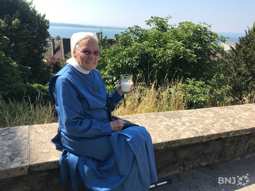 Sœur Odette offre du lait frais et aromatisé aux jeunes adolescents durant les trois jours de l'Abbaye de Fleurier.