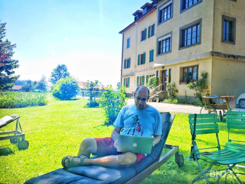 L'écrivain Eugène dans le jardin inspirant de l'hôtel la Chaux d'Abel