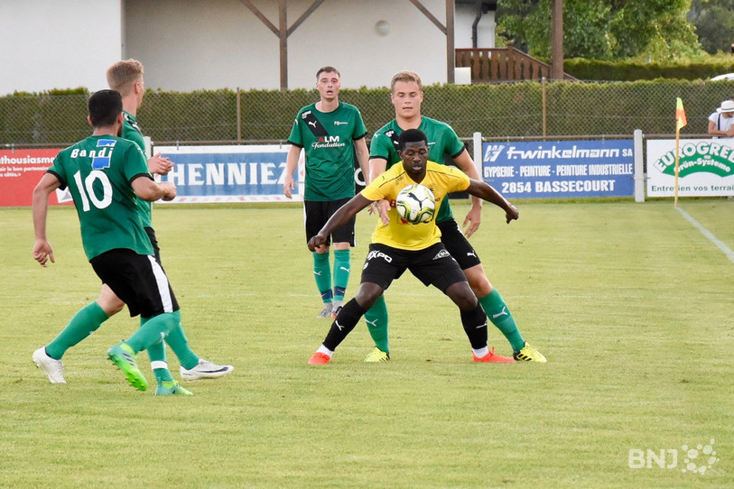 A l'image de Stéphane Menanga (en jaune), le FC Bassecourt a dû cravacher pour se défaire de Courtételle.
