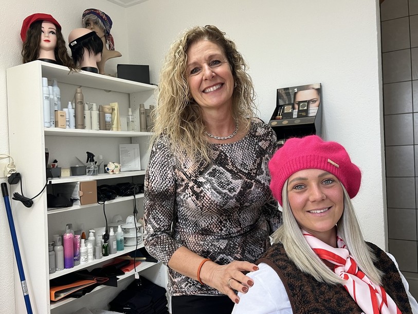 Pascale Burri, coiffeuse, et sa cliente Wendy.