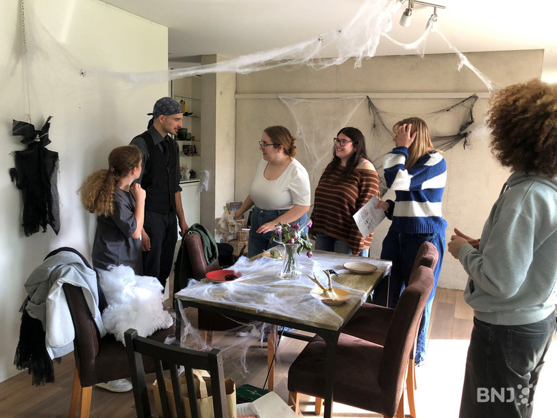 Une partie des étudiants plongés dans la préparation de l'escape game « Le cannibale de Delémont ». 