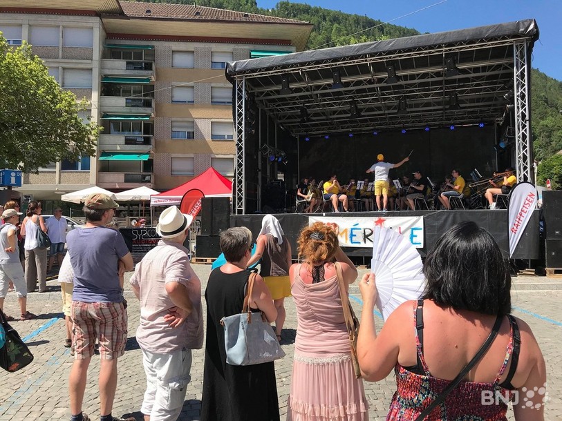 Les éventails, chapeaux et lunettes de soleil étaient nécessaires à St-Imier, sous un soleil de plomb.