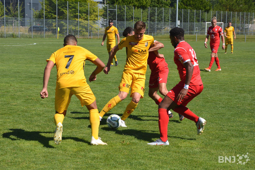Jérémy Ducommun (en jaune) devance le capitaine biennois Kastriot Sheholli sous les yeux de Wahib Beghidja mais les SR Delémont ont fini par craquer.