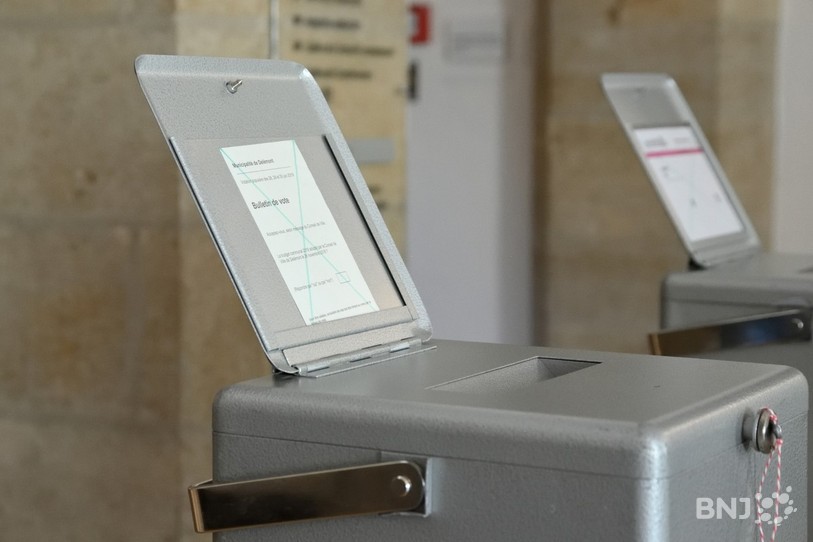 Les urnes ont été dépouillées dimanche midi à la mairie de Delémont (photo : Georges Henz).