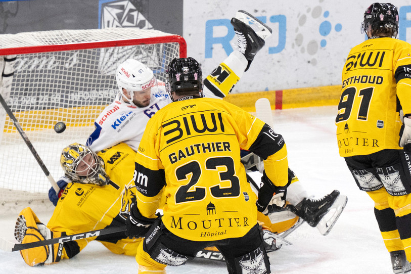Oula Palve a joué un bien mauvais tour à ses anciennes couleurs en marquant le premier but de Kloten. Ici, il heurte Benjamin Conz qui, blessé, ne finira pas le match. (Photo : Keystone/Samuel Bieri)