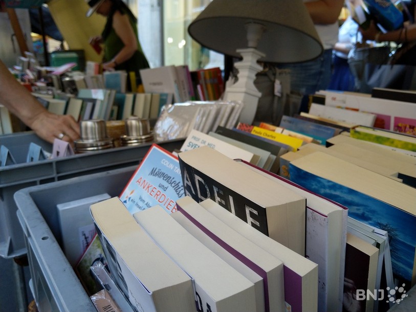 Livres, vêtements et accessoires à petits prix: la Braderie attire autant les fêtards que les amateurs de bonnes offres.