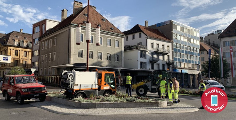 Le véhicule Pony de la voirie de La Chaux-de-Fonds, libre de ses mouvements, a choisi de s'installer au milieu du massif de fleurs du rond-point de la Grande-Fontaine. 