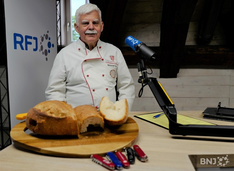 Yves Beuchat avait pris ses couteaux suisses avec lui pour la photo. Il nous a aussi amené du pain pour le tester.