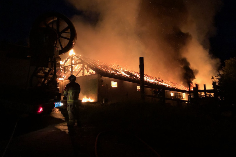 A l'arrivée des pompiers, la grange était en proie aux flammes. (Photo: Police cantonale bernoise)