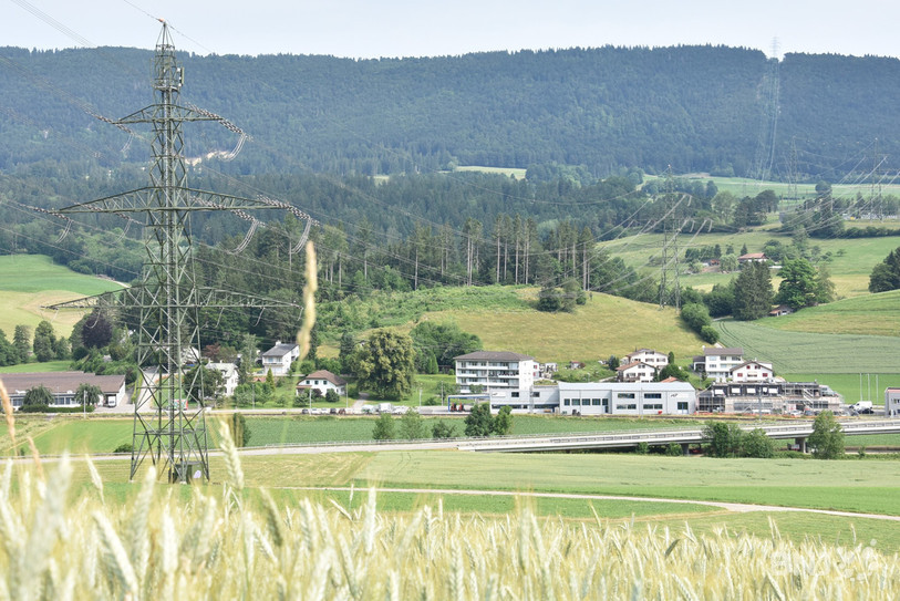 La ligne à très haute tension, avec les deux pylônes concernés, passe par dessus des habitations à Bévilard.