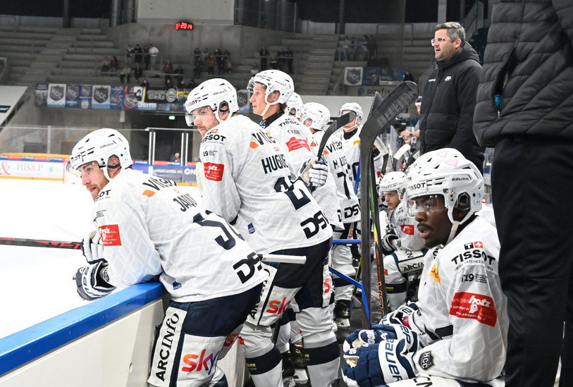 Arnaud Jaquet ( à gauche ) et ses coéquipiers du HC La Chaux-de-Fonds veulent obtenir un résultat vendredi sur la glace de Weinfelden (photo d'archives  : Bertrand Pfaff).