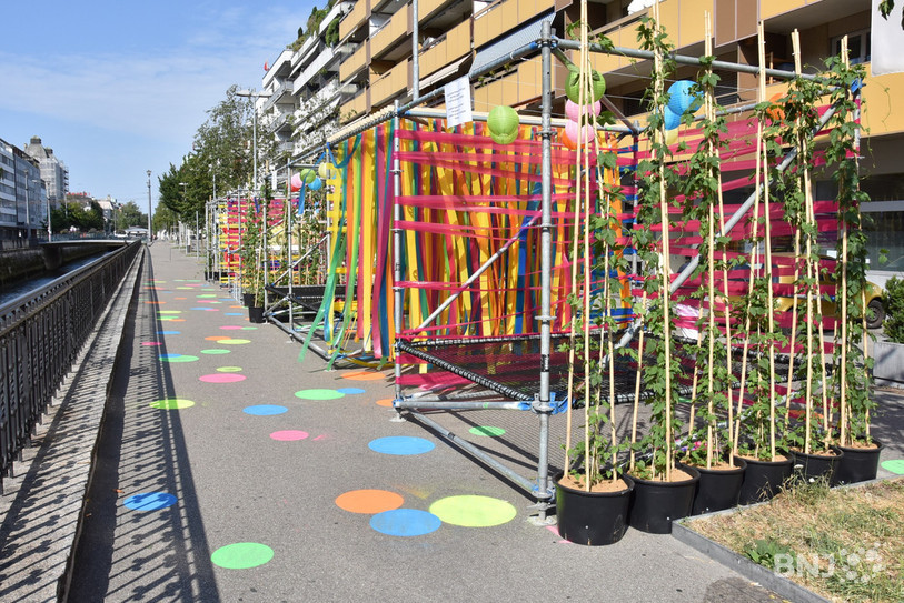 Une des structures, ici au Quai du Haut, près de la place centrale.