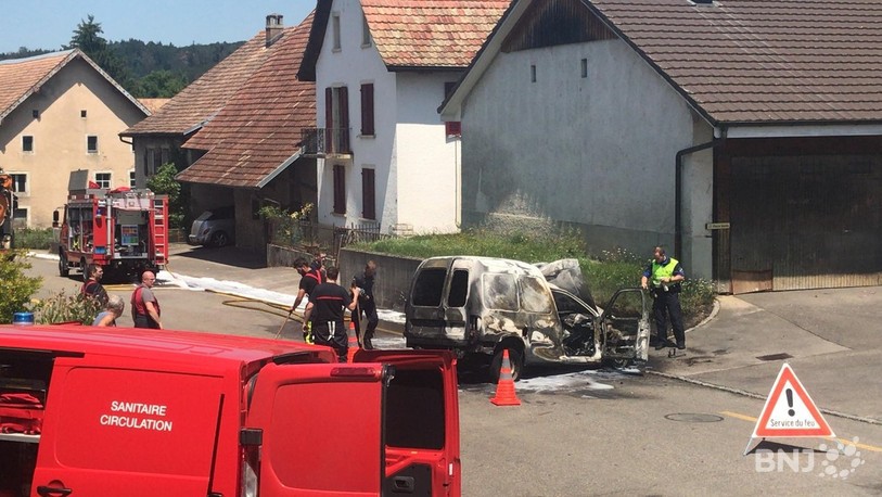 La police, les pompiers et une ambulance étaient sur les lieux de l'accident.