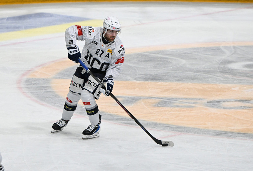 Malgré le retour au jeu d'Anthony Huguenin, la défense du HCC a été dépassée par la fougue grisonne mardi soir. (photo : Bertrand Pfaff)