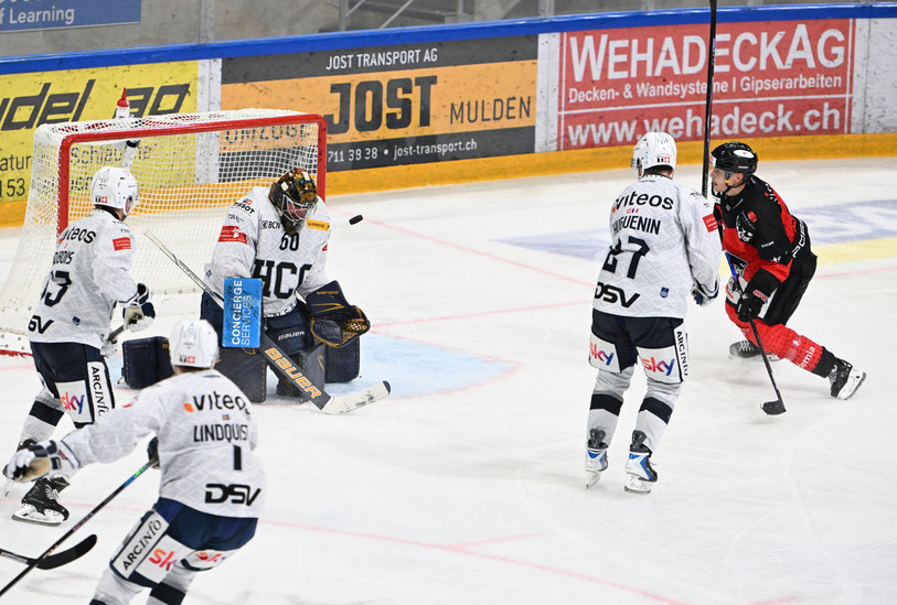 Le portier du HC La Chaux-de-Fonds, Viktor Östlund, s'est fait surprendre en fin de match vendredi soir. (photo d'archives : Bertrand Pfaff)