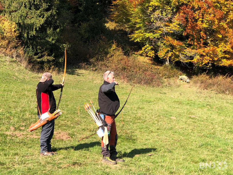 Les tireurs, en pleine concentration, pour atteindre le cœur de la cible.