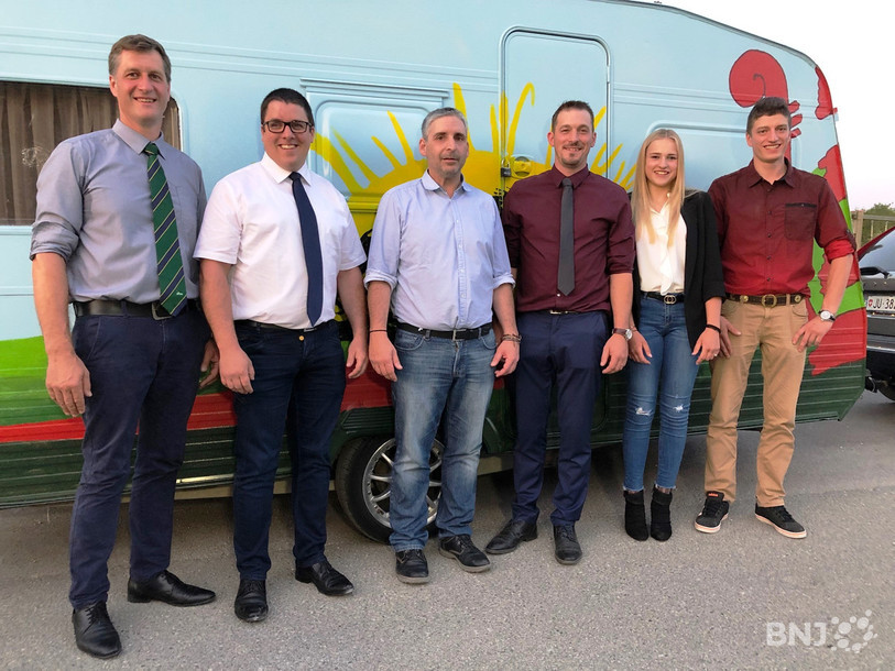 Les candidats de l'UDC Jura pour le Conseil national, devant la caravane de campagne (de gauche à droite): Thomas Stettler, John Moser (liste Agricole), Yves Gigon, Thierry Froidevaux (liste principale), Elodie Jobin et Kilian Kaufmann (liste Jeunes).