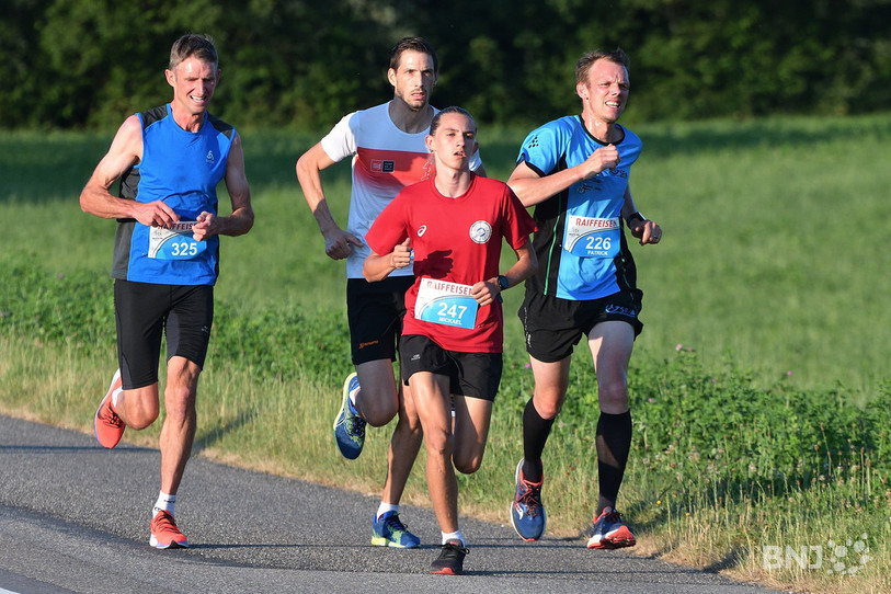 Patrick Jeanbourquin (ici à droite) a souffert pour monter sur la 3e marche du podium (photo : Georges Henz).