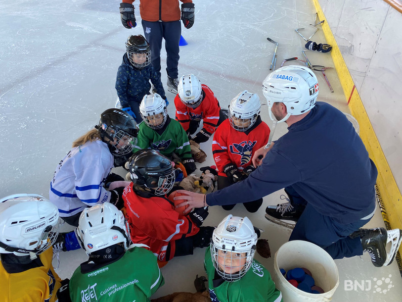 Gaëtan Augsburger n'hésite pas à remplacer le puck par des peluches pour rendre l'entraînement plus ludique.