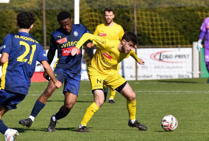 Le FC La Chaux-de-Fonds et le FC Bassecourt se sont livrés une belle bataille samedi. (Photo : Georges Henz)