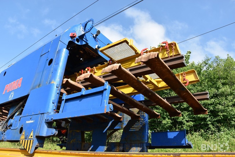 Les rails sont ensuite transportés et déposés sur un wagon.