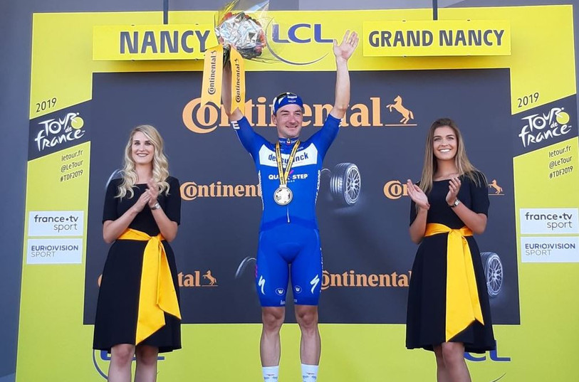 Elia Viviani fête son premier succès sur le Tour de France. (Photo: Twitter Deceuninck Quick-Step)