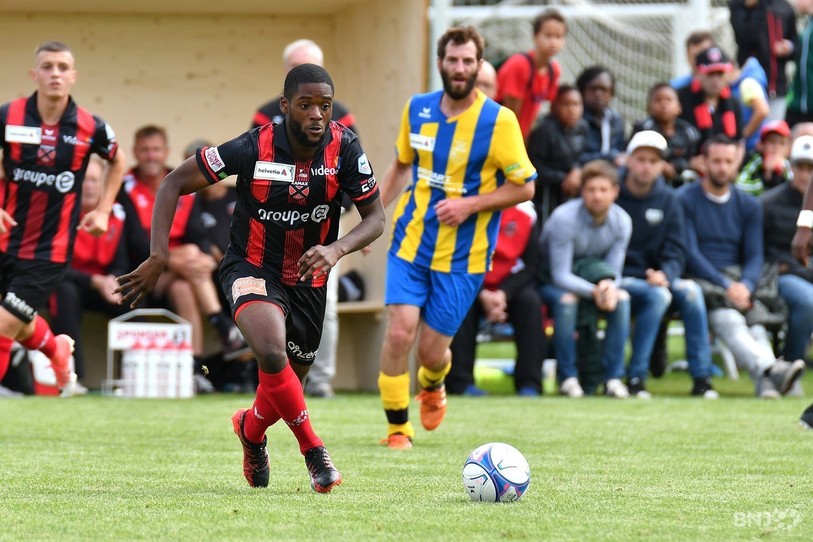 Astor Kilezi, ici avec le maillot de Neuchâtel Xamax FCS, aura désormais comme mission de faire trembler les filets de la Blancherie. (Photo: archives)