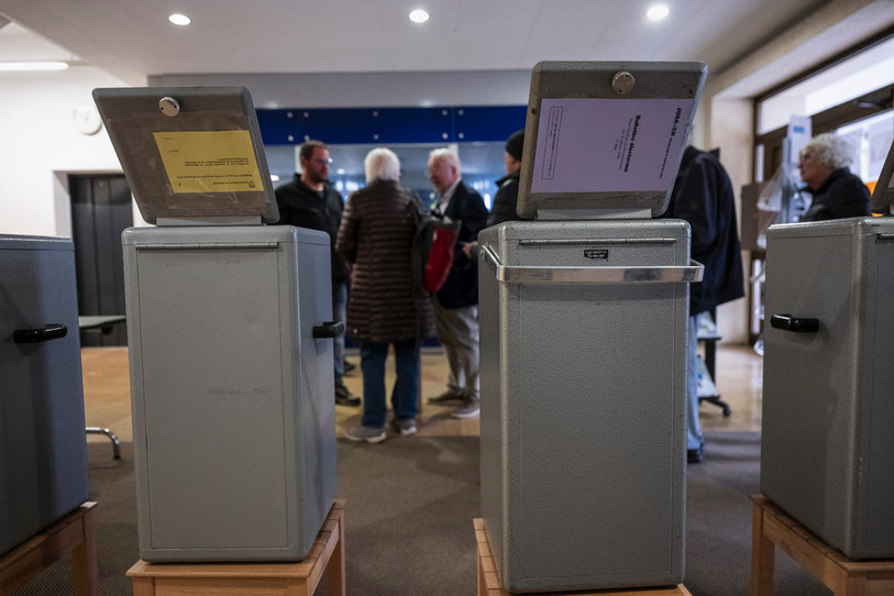 Pour la première fois, les citoyens de Moutier ont glissé un bulletin dans une urne jurassienne. (Photo : KEYSTONE/Alessandro della Valle)