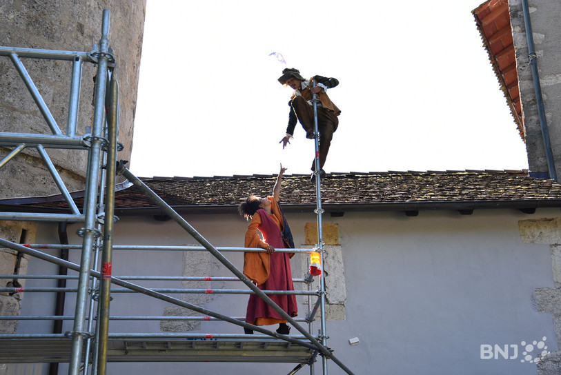 Les acteurs n'ont pas peur de prendre de la hauteur.