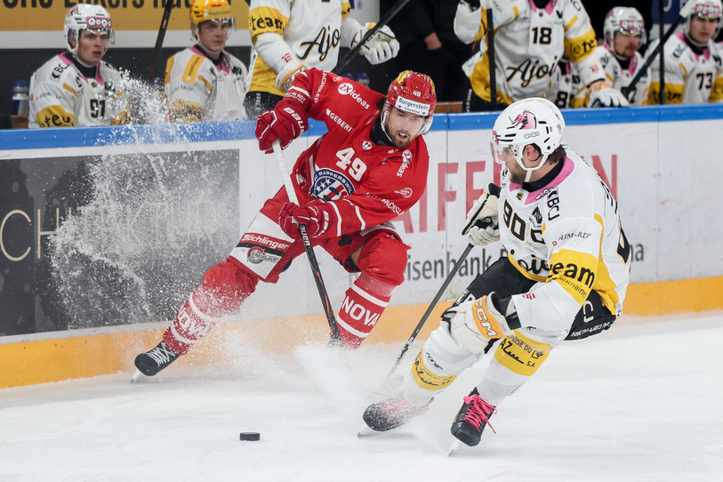 Le HC Ajoie de Jannik Fischer n'a pas tenu la distance dimanche face à Victor Rask et Rapperswil (photo : KEYSTONE/Christian Merz).
