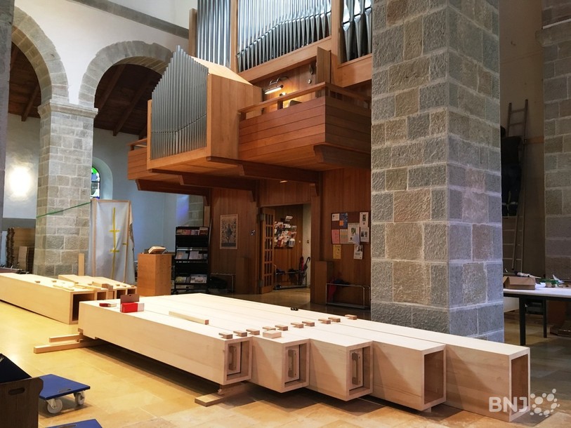 Les nouveaux tuyaux en bois, prêts à être installés sur les côtés de l'orgue actuel.