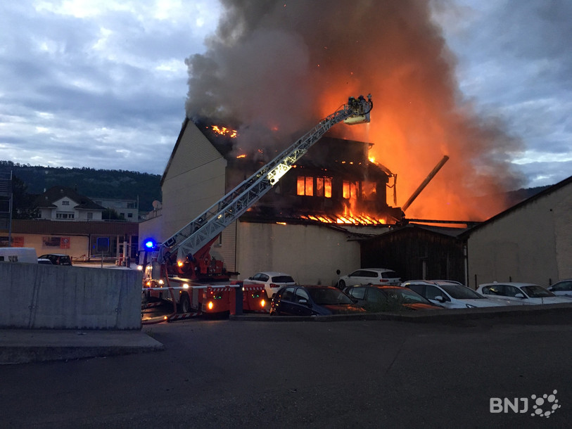Le bâtiment s'est totalement embrasé.
