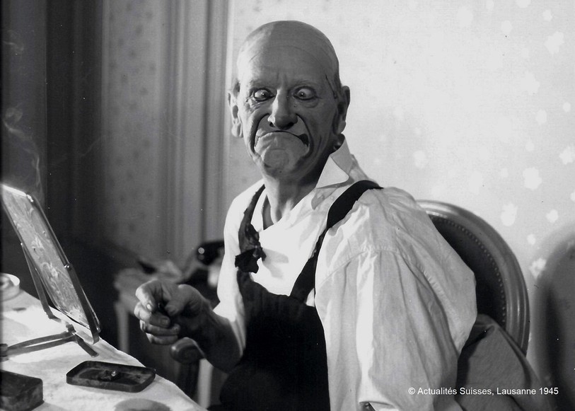 Grock, de son vrai nom Adrien Wettach, en plein maquillage à l'âge de 65 ans. (Photo : Actualité Suisses, Lausanne 1945. Collection Laurent Diercksen)