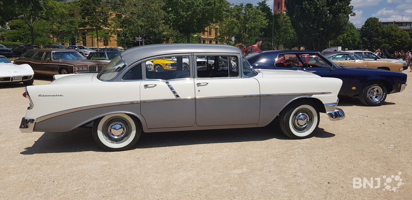Environ 2'000 personnes sont venues admirer les anciennes voitures US et VW qui avaient pris possession des Jeunes-Rives dimanche.