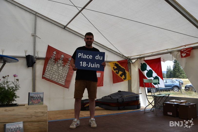  L'un des membres du Groupe Sanglier est monté sur scène en exhibant la plaque. 