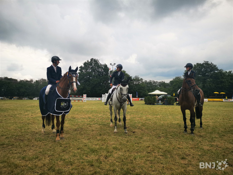 Le podium du Grand Prix, avec Dehlia Oeuvray Smits au centre sur Carmina du Perchet. (Photo: Jonathan Vallat)