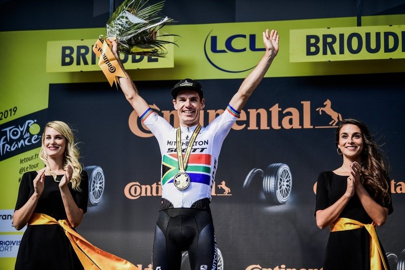Daryl Impey célèbre sa victoire sur la Grande Boucle (Photo: Twitter Tour de France)