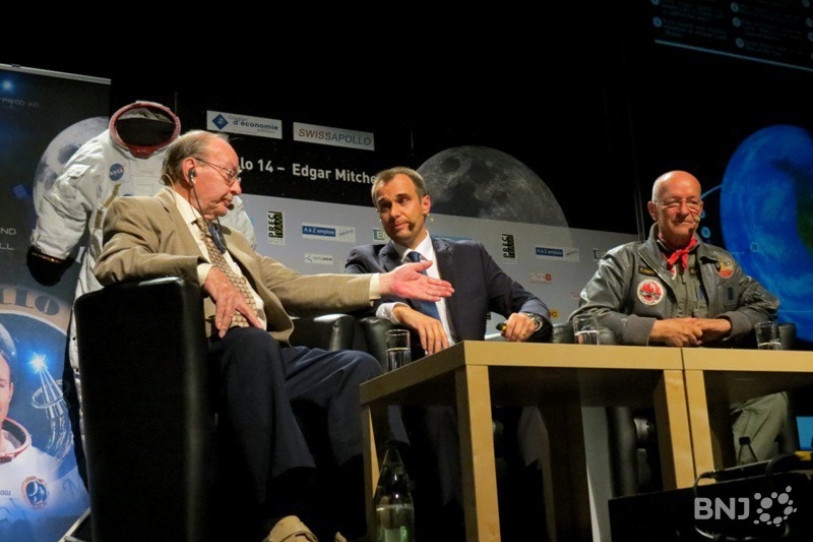 Lukas Viglietti, au centre, avait fait venir le marcheur lunaire Edgar Mitchell et le spationaute suisse Claude Nicollier à Tramelan, c'était en 2016. (Photo : archives)