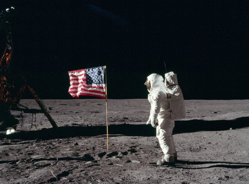 Buzz Aldrin salue le drapeau américain.