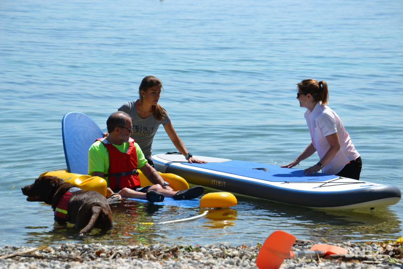 Mégane Fuchs (au centre), responsable de la handiplage d'Auvernier, s'occupera tout l'été des personnes en situation de handicap qui voudraient profiter des joies de la plage.