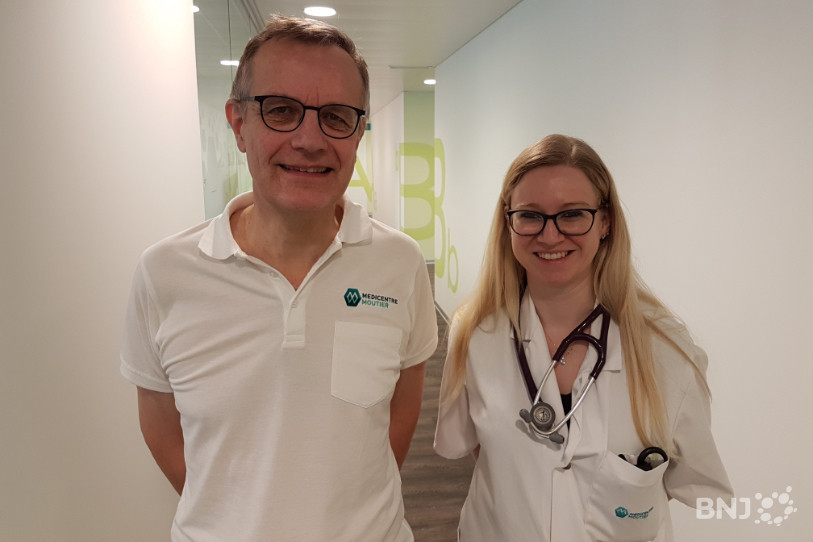 Geoffroy Horton, directeur des Médicentres de Moutier et Tavannes, en compagnie de Bettina Simon, assistante en médecine générale depuis deux mois dans la cité prévôtoise.