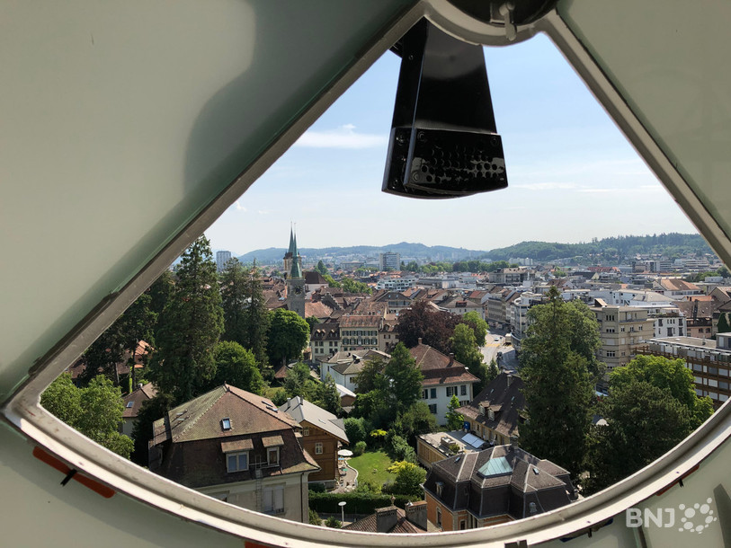 Un quart du cadran tout frais de l'horloge ouest est ouvert et laisse deviner la ville.