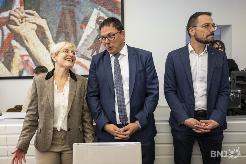 Les candidats pour le Gouvernement, Rosalie Beuret Siess (PS), Stephane Theurillat (Le Centre), et Martial Courtet (indépendant), discutent après le 1er tour, le jour des élections cantonales cantonales jurassiennes. (Photo : KEYSTONE/Alessandro della Valle.)
