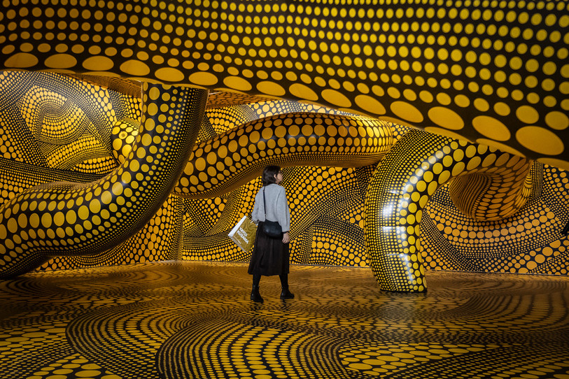 Les œuvres emblématiques de Yayoi Kusama ont pris leurs quartiers à la Fondation Beyeler. (Photo : EPA/ANDREAS BECKER.)