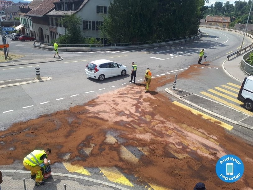 Les pompiers sont intervenus pour résorber la fuite (photo : auditeur reporter).