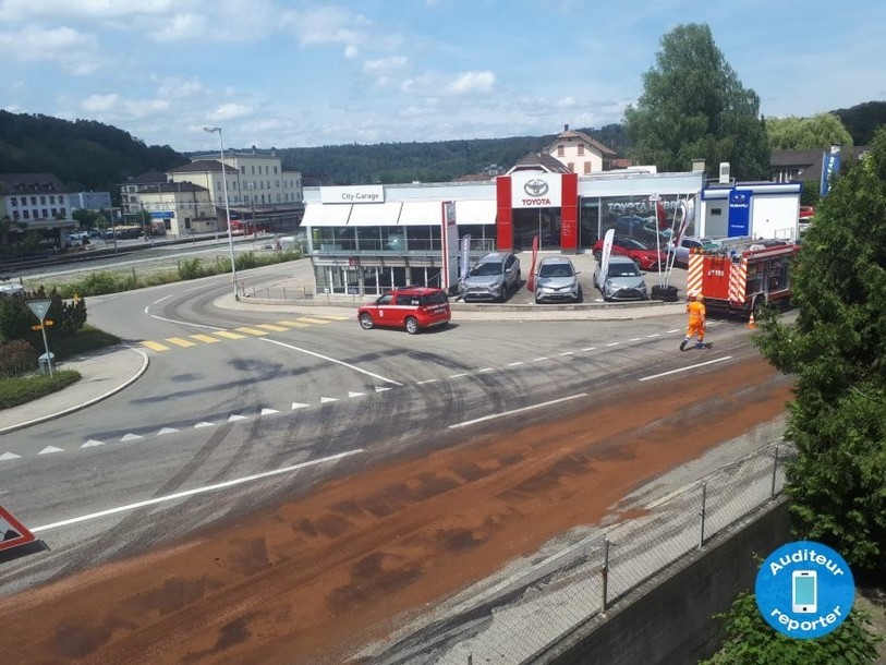 Le liquide s'est déversé sur une large portion de la route (photo : auditeur reporter).