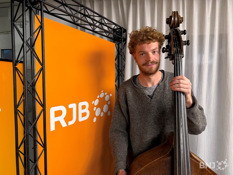 Accompagné de son imposante contrebasse, Théo Louis est passé dans La Matinale pour nous raconter son amour pour le travail du bois, de la sculpture à la lutherie. 