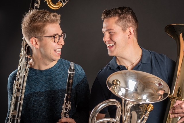Emile Sanglard et Téo Garbiec ont imaginé ensemble ce projet de vidéos pour le monde des fanfares. (Photo : Tagada Prod.)