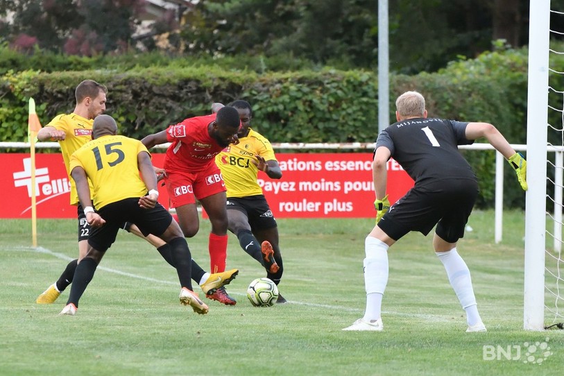 Astor Kilezi (en rouge) défie trois Vadais : Pascal Lachat, Charles Noundou et Junior Bakadjaken (de gauche à droite) sous le regard du portier du FCB Reynald Bourquin. Cette action conduira au 2e pénalty victorieux des SRD (photo : Georges Henz).